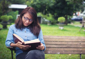 membaca buku untuk kesehatan