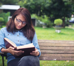 membaca buku untuk kesehatan