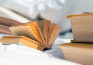 membaca buku